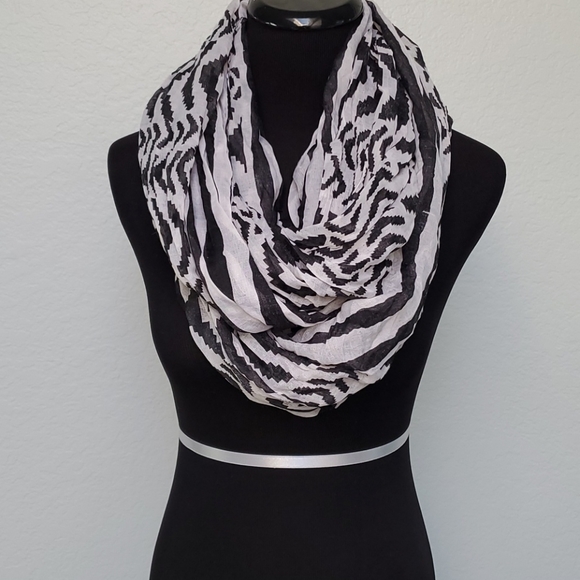 Scarf - Picture 1 of 3